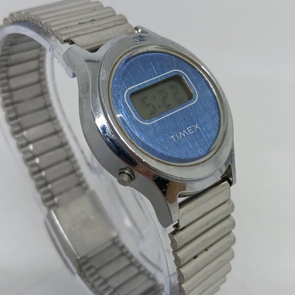 Vintage Timex Women\'s 27mm Silver Tone Blue Dial Digital Watch NEW BATTERY main image 4